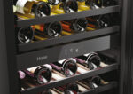 Vinoteca integrable - Haier HAKWBD 60, Ventilador, 44 Botellas, Luz LED, 2 Zonas, Estantes de Madera, Negro - Imagen 9
